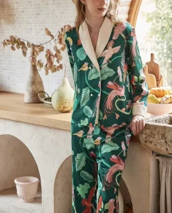 Custom Prints Elegant Women’s Satin Pajamas Set For Luxurious Lounging Long Sleeve Pajamas Sets For Women