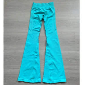Women’s Seamless Ribbed Solid Low Waist Scrunch Butt Nylon Spandex Quick Dry Breathable Sports Flare Pants