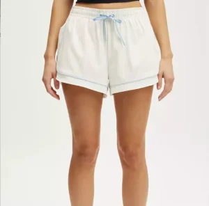Women’s Woven Curved Hem Shorts Pinstripe Contrast Trim Elastic Waist Drawstring Casual Summer Beach Striped Shorts