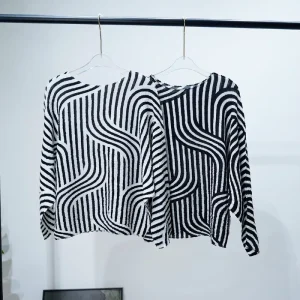 Zhuoyang Manufacturer Custom-made Pleated Digital Print Black and White Women’s Long-sleeved T-shirt